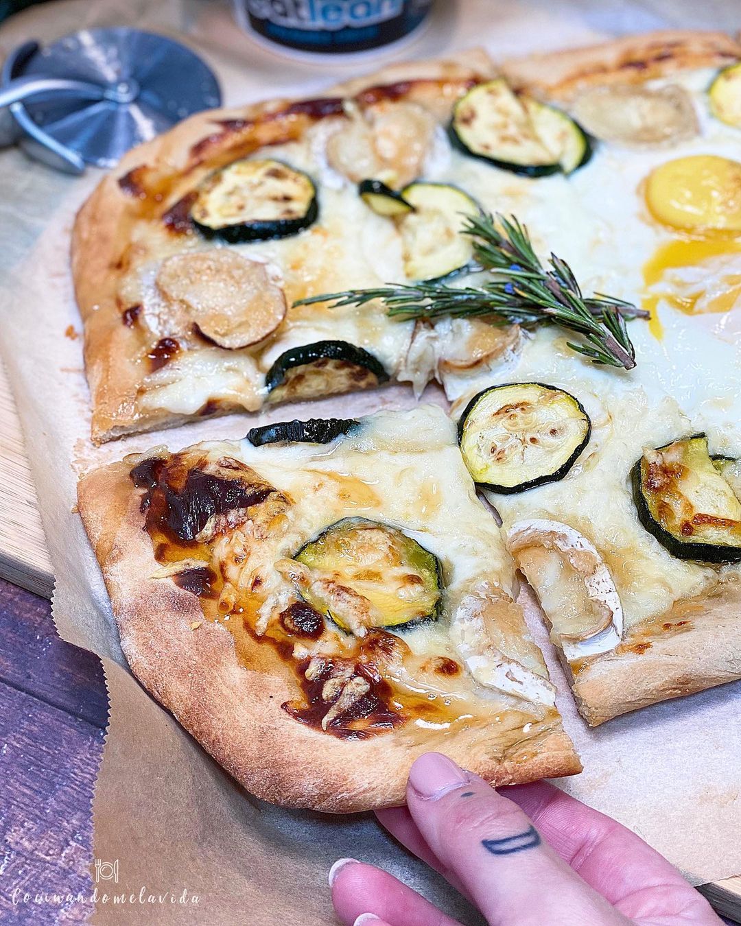 PIZZA BLANCA CON CALABACÍN Y QUESO DE CABRA