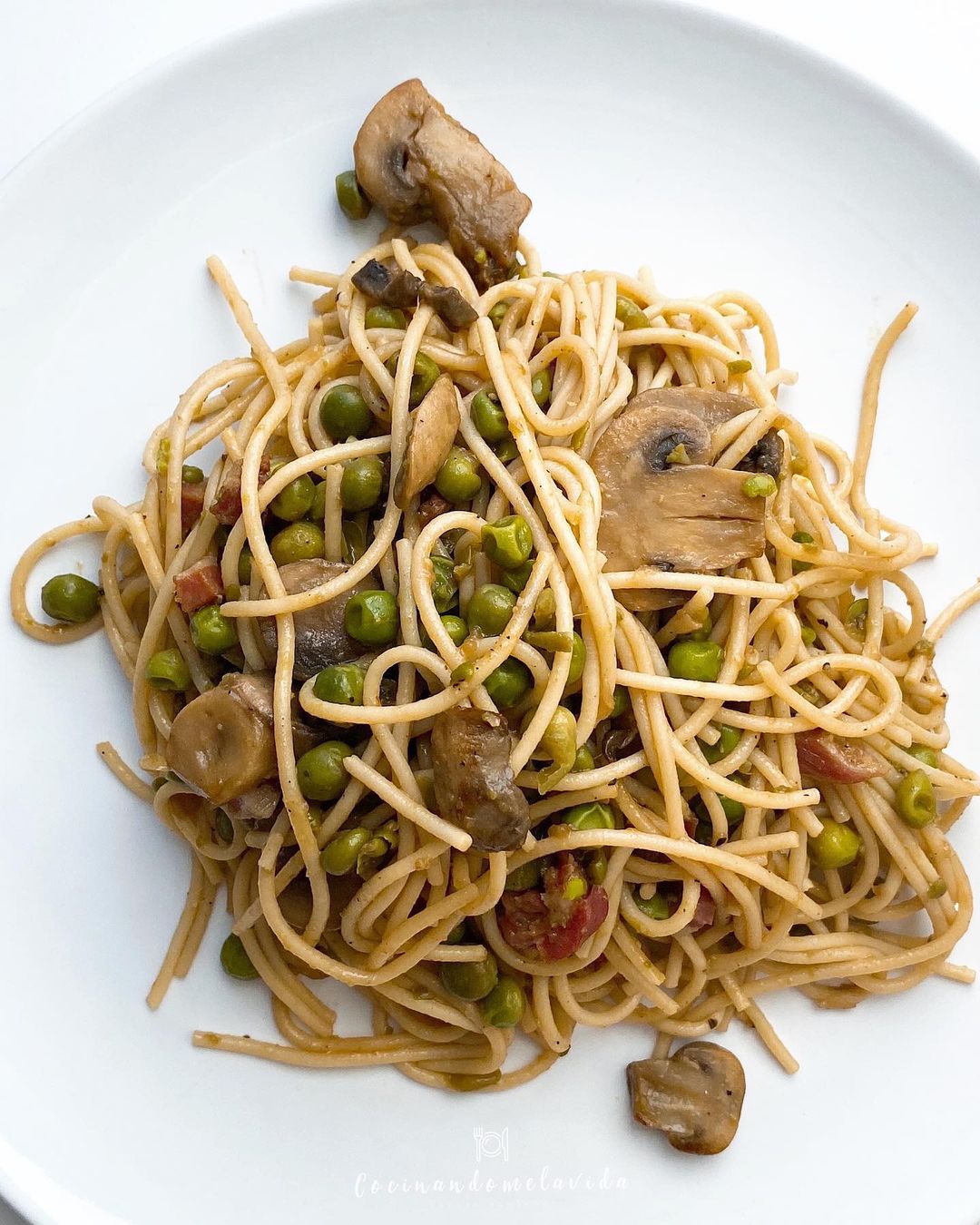 PASTA CON GUISANTES, JAMÓN Y CHAMPIÑONES