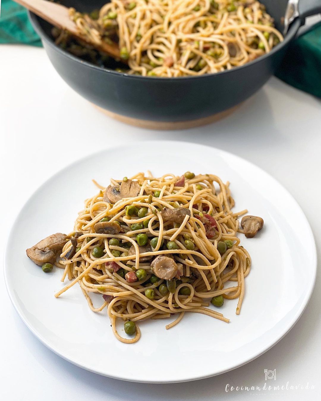 PASTA CON GUISANTES, JAMÓN Y CHAMPIÑONES