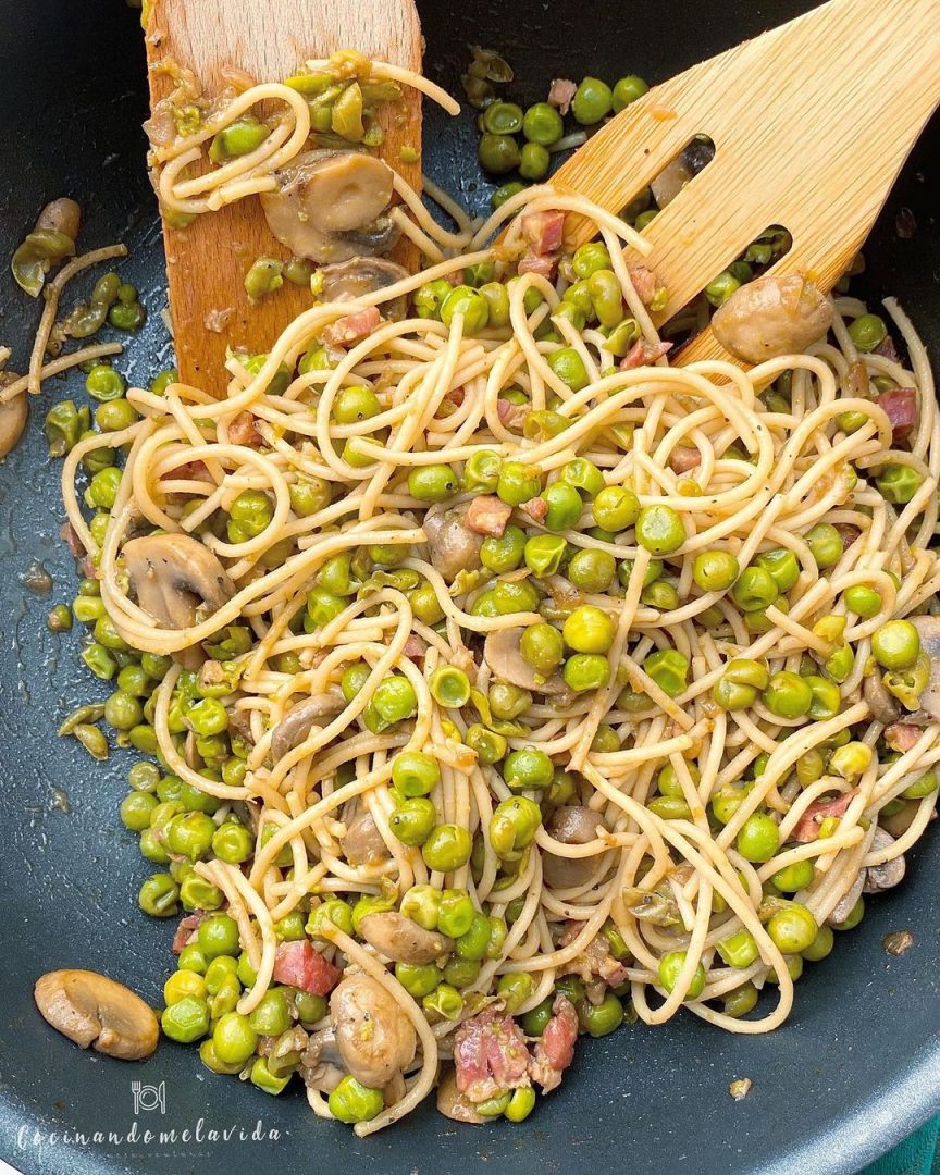 PASTA CON GUISANTES, JAMÓN Y CHAMPIÑONES