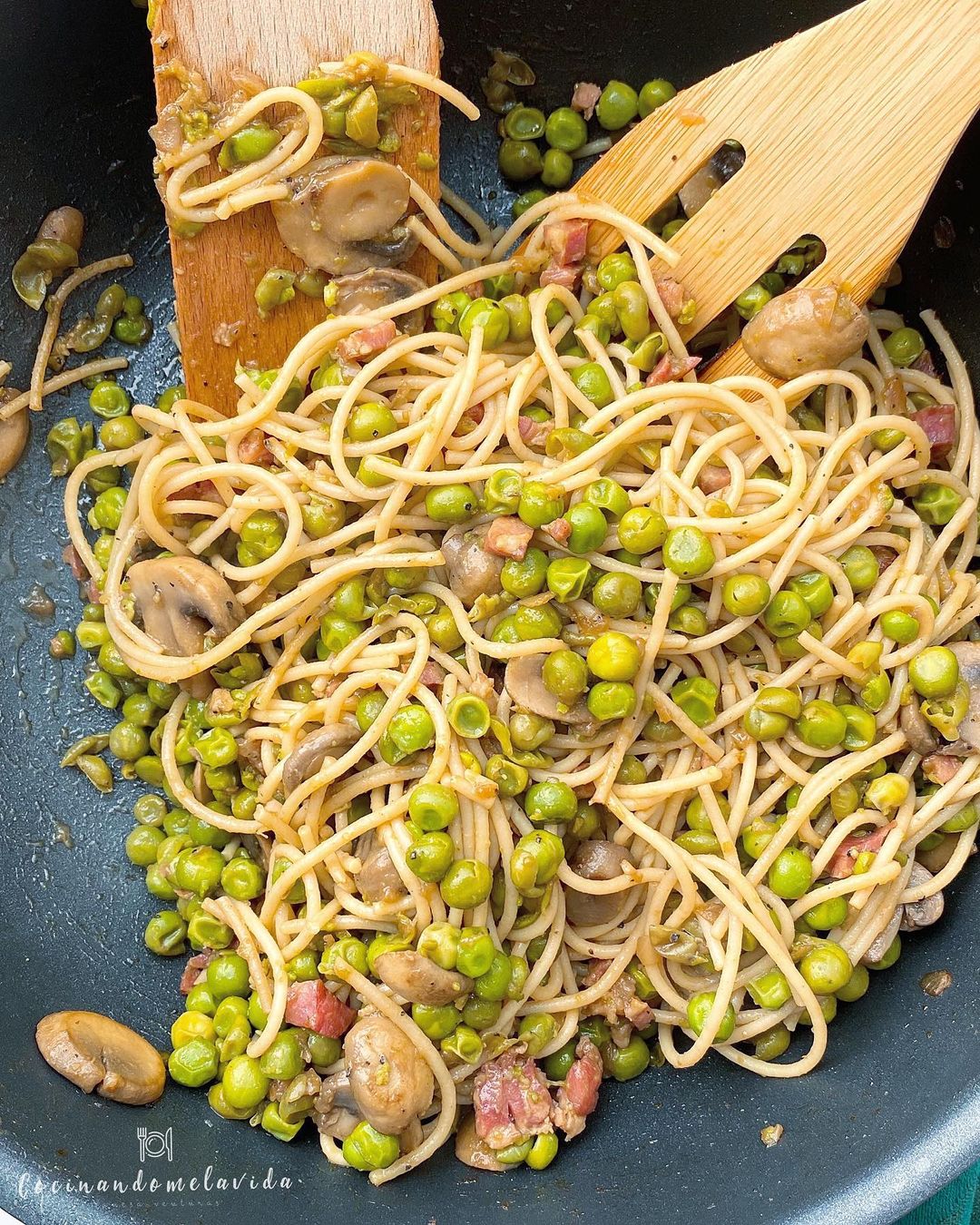 PASTA CON GUISANTES, JAMÓN Y CHAMPIÑONES