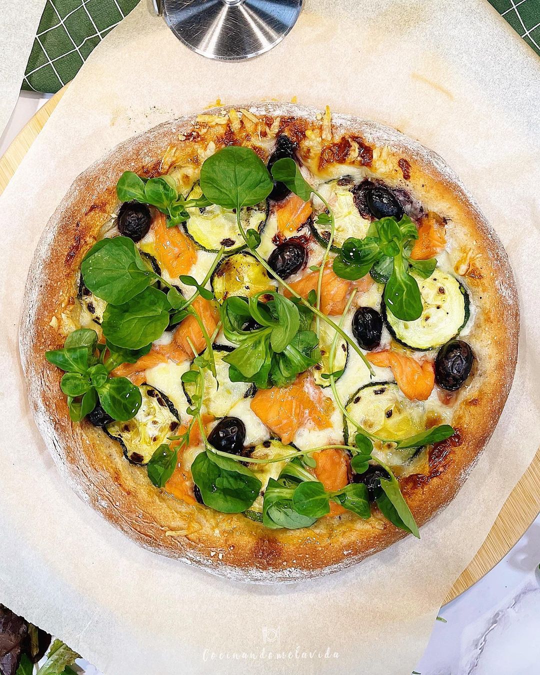 PIZZA MULTICEREALES CON CALABACÍN Y SALMÓN AHUMADO