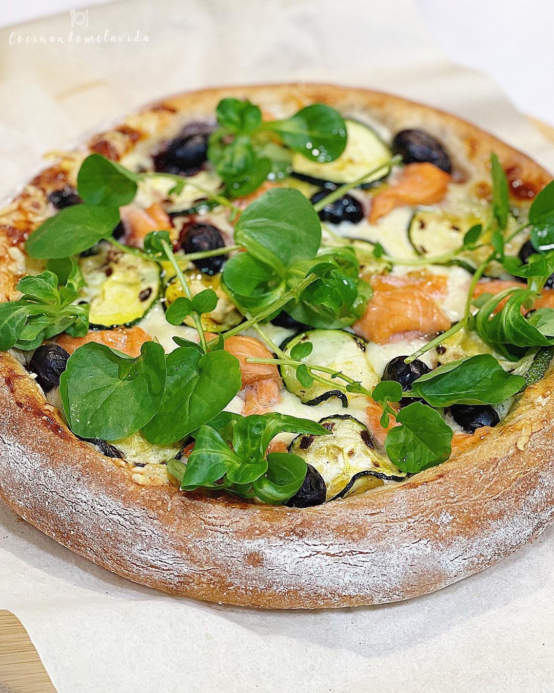 PIZZA MULTICEREALES CON CALABACÍN Y SALMÓN AHUMADO