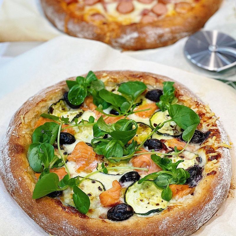 PIZZA MULTICEREALES CON CALABACÍN Y SALMÓN AHUMADO