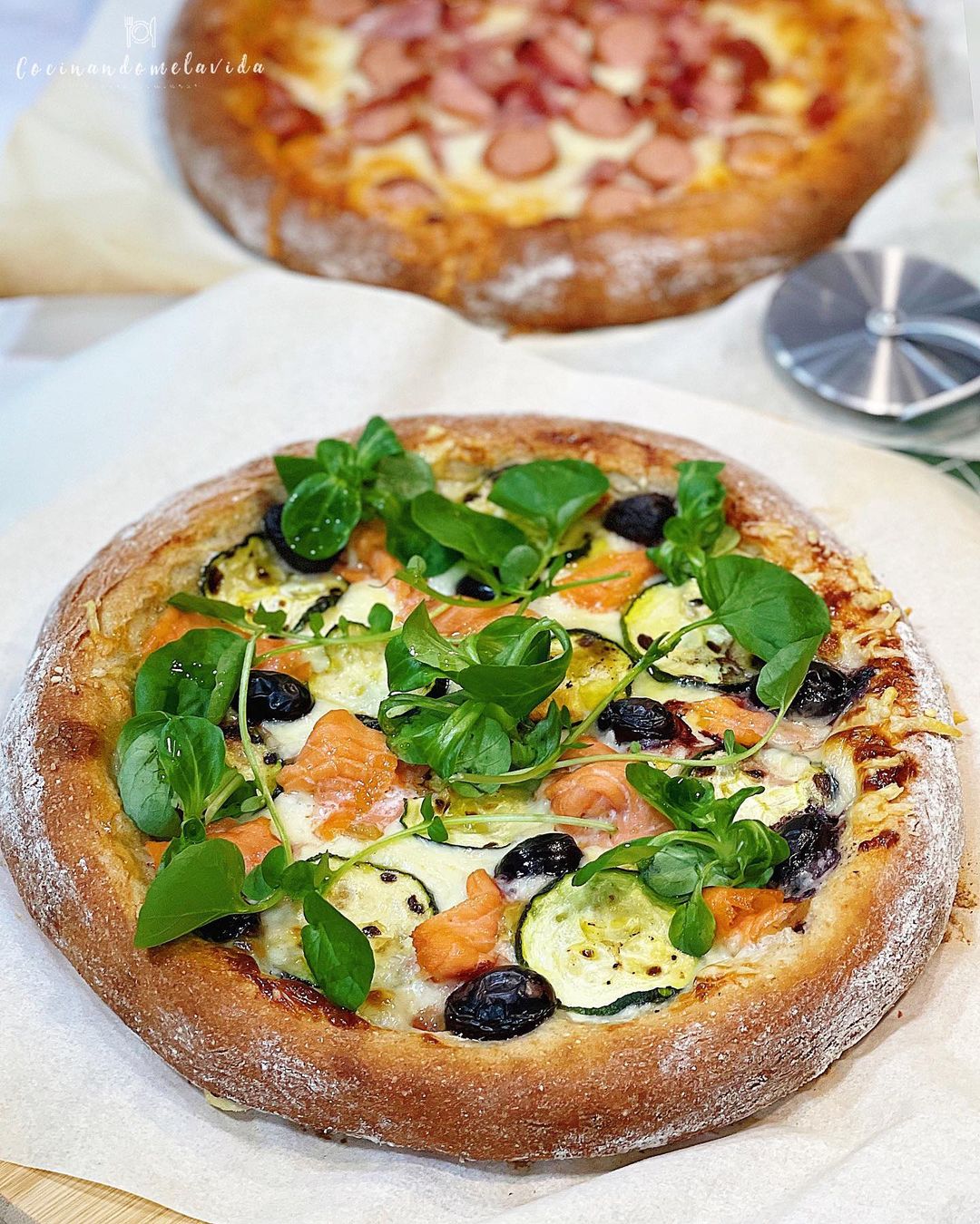 PIZZA MULTICEREALES CON CALABACÍN Y SALMÓN AHUMADO