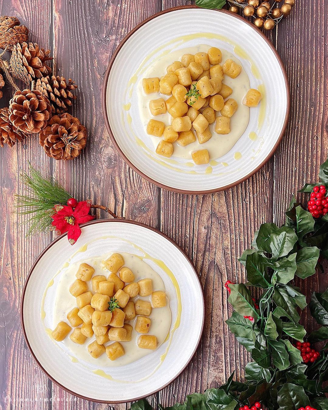 GNOCCHIS DE PATATA Y POLVO DE SETAS CON CREMA DE GORGONZOLA
