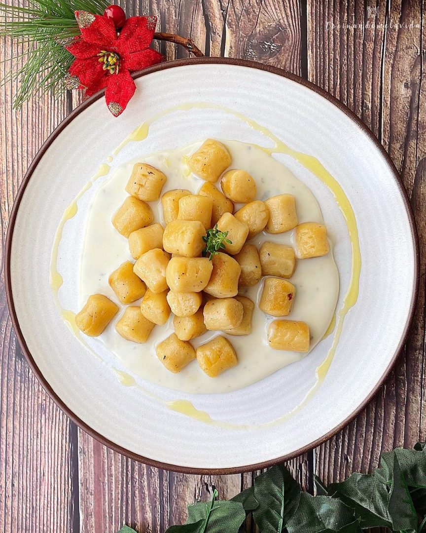 GNOCCHIS DE PATATA Y POLVO DE SETAS CON CREMA DE GORGONZOLA
