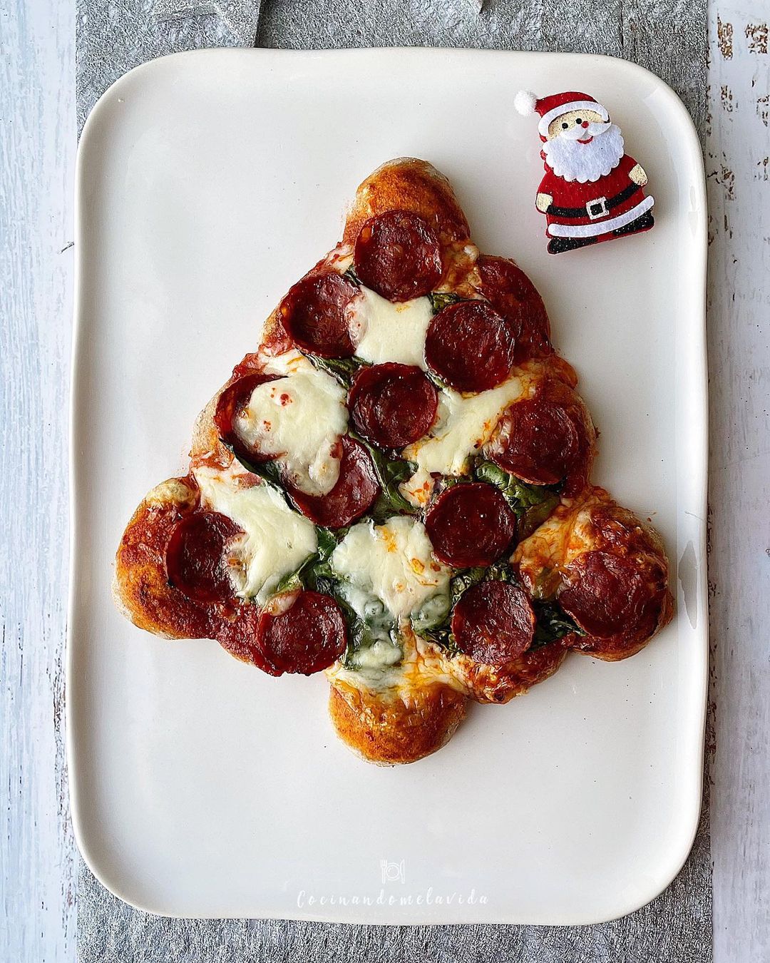 PIZZA NAVIDEÑA DE ESPELTA CON ESPINACAS Y CHORIZO