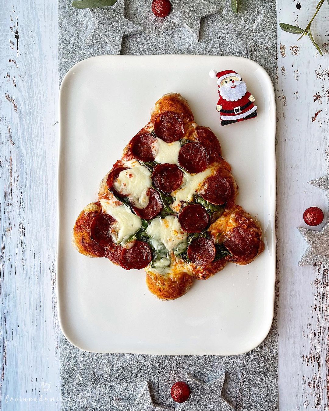 PIZZA NAVIDEÑA DE ESPELTA CON ESPINACAS Y CHORIZO