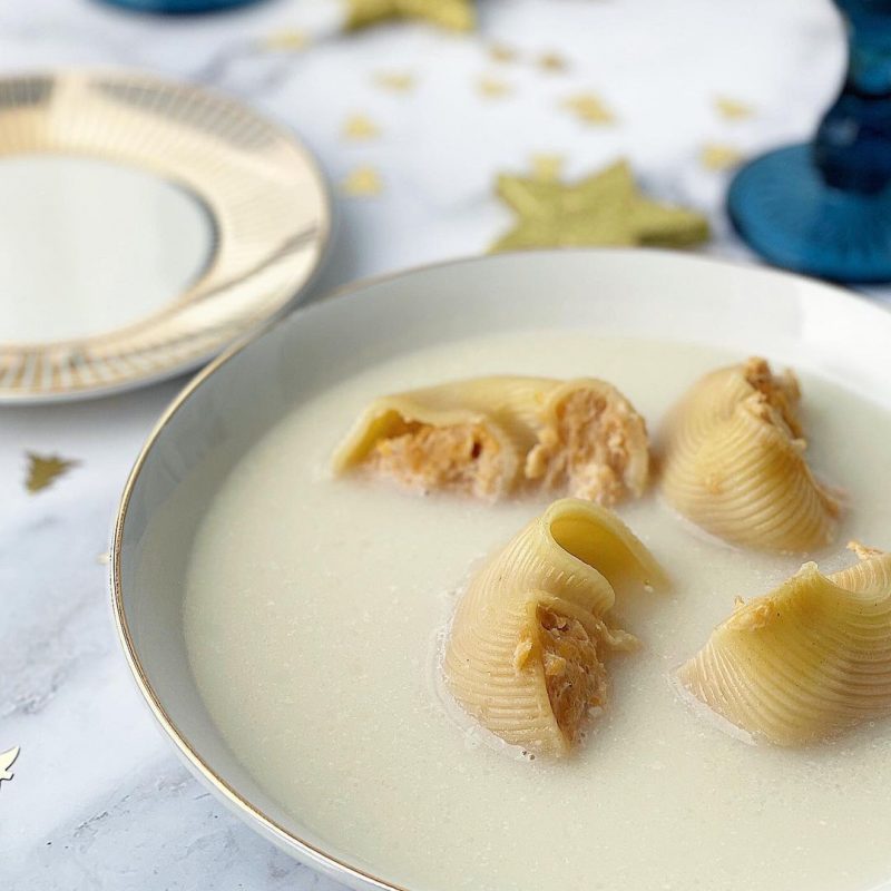 CALDO DE POLLO CON GALETS RELLENOS
