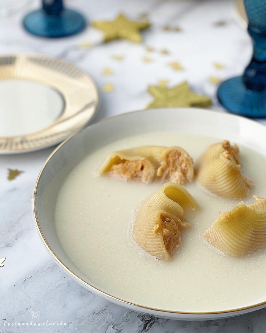 CALDO DE POLLO CON GALETS RELLENOS