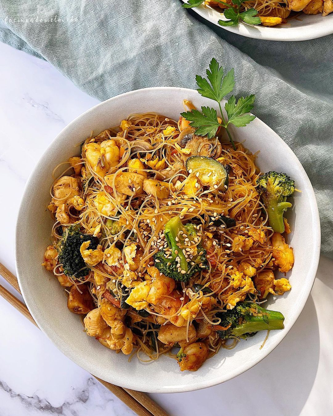 FIDEOS DE ARROZ CON GAMBONES, POLLO Y VERDURAS