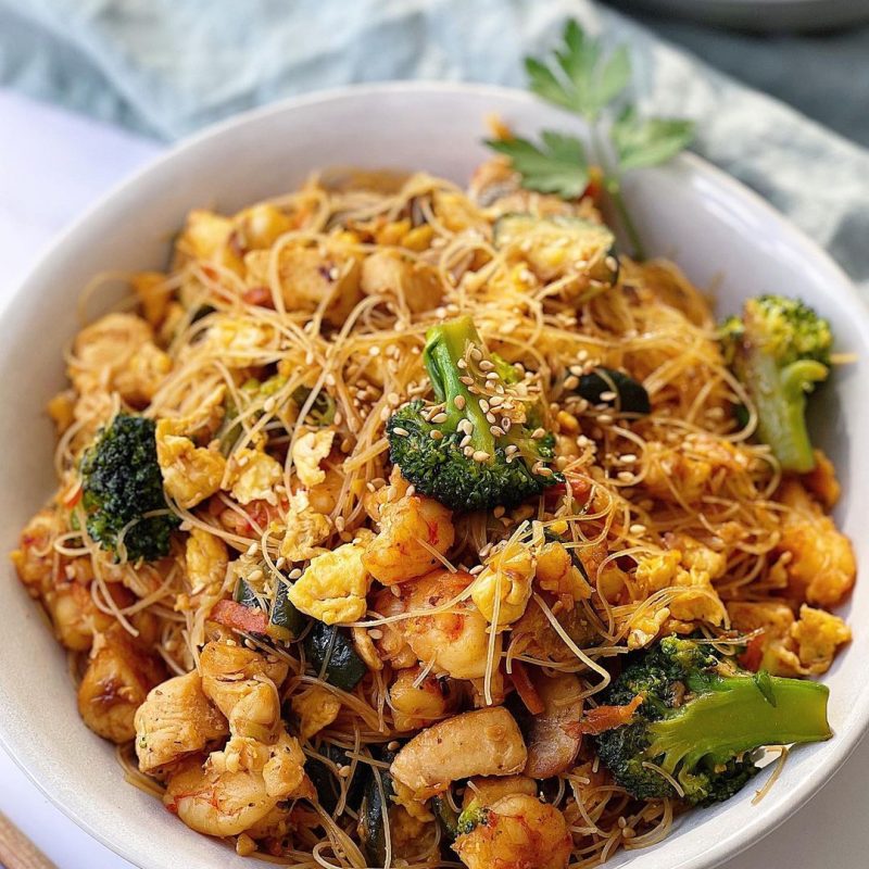 FIDEOS DE ARROZ CON GAMBONES, POLLO Y VERDURAS