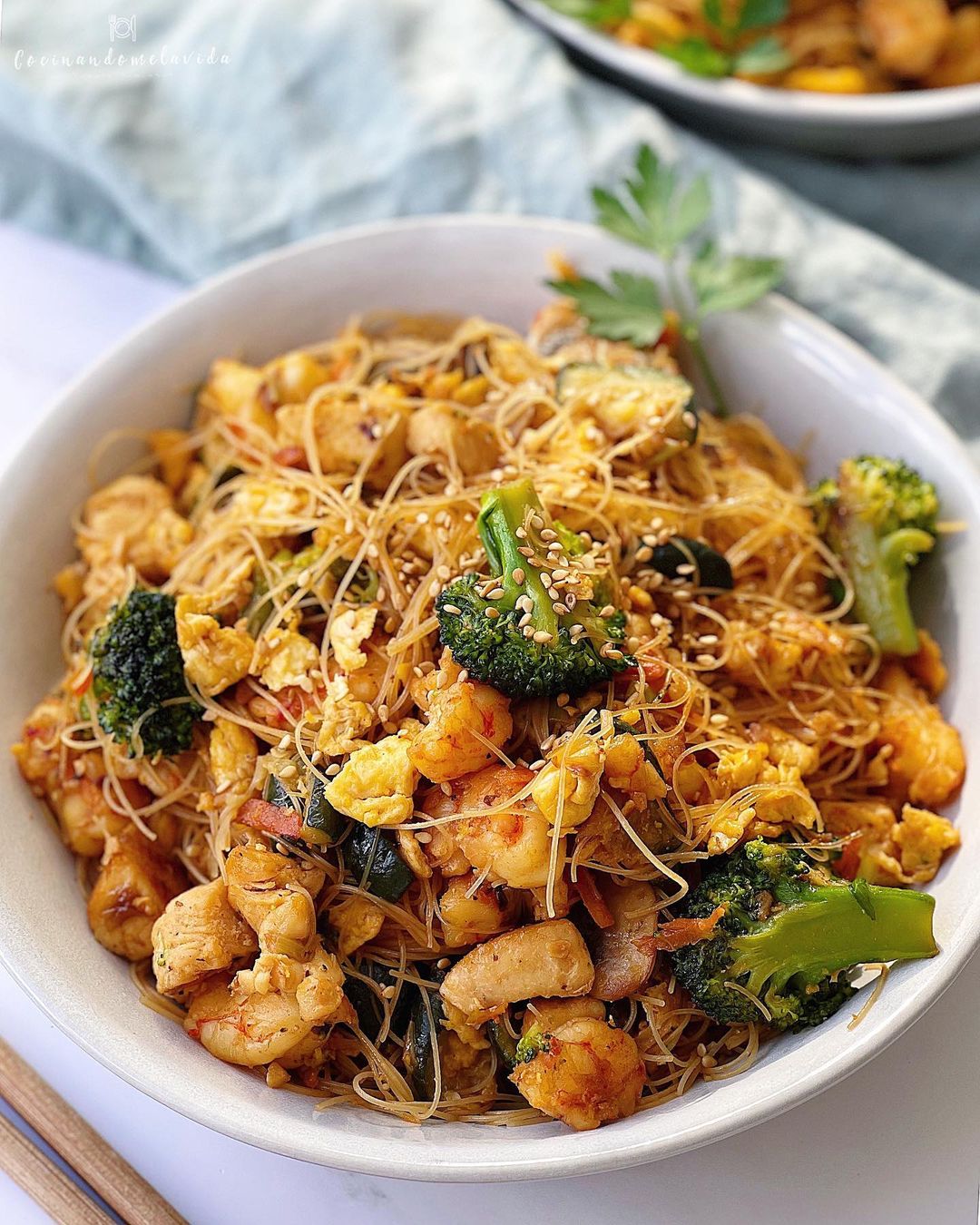FIDEOS DE ARROZ CON GAMBONES, POLLO Y VERDURAS