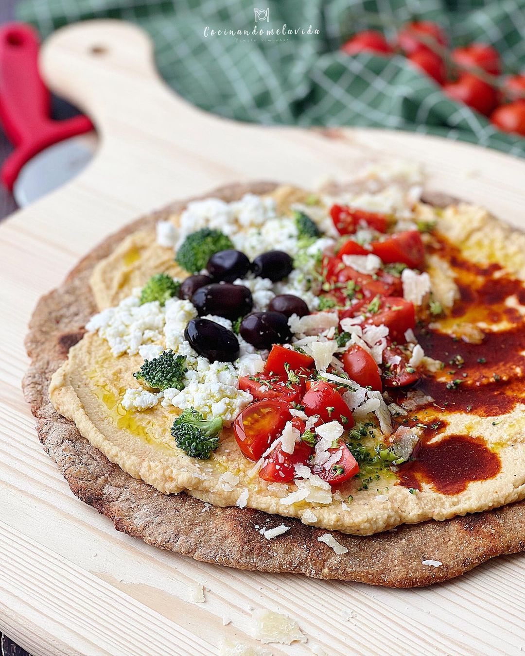 PIZZA DE QUINOA CON HUMMUS