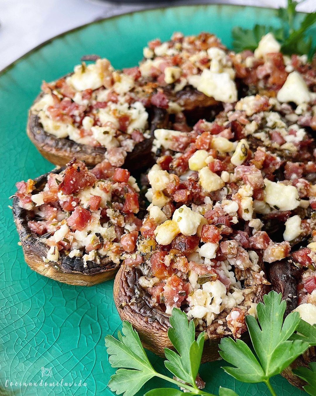 CHAMPIÑONES RELLENOS DE QUESO FETA Y JAMÓN