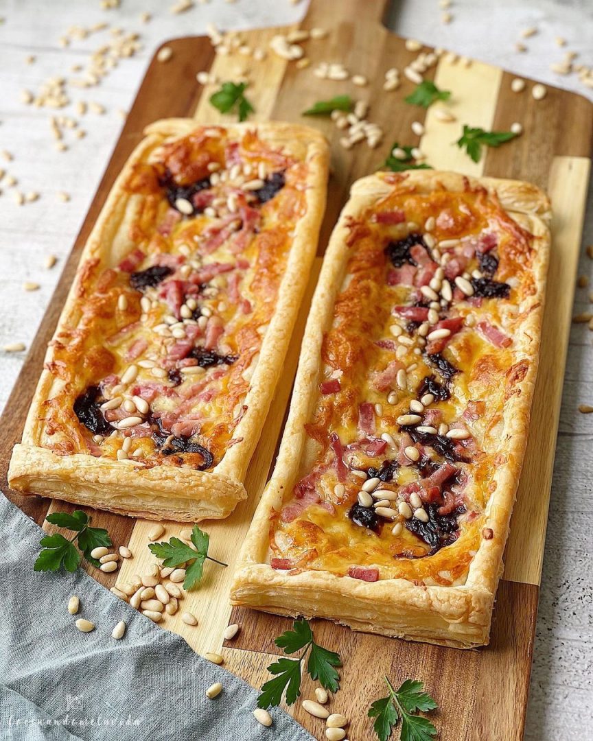 TARTA SALADA DE HOJALDRE CON CEBOLLA CARAMELIZADA Y BEICON