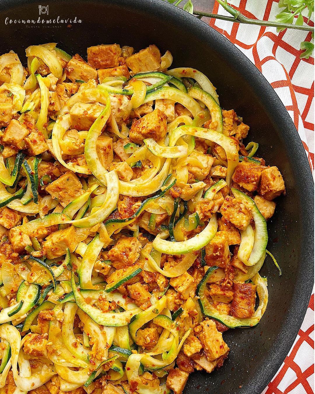 ZOODLES CON TOFU MARINADO CON MANTECA DE CACAHUETE