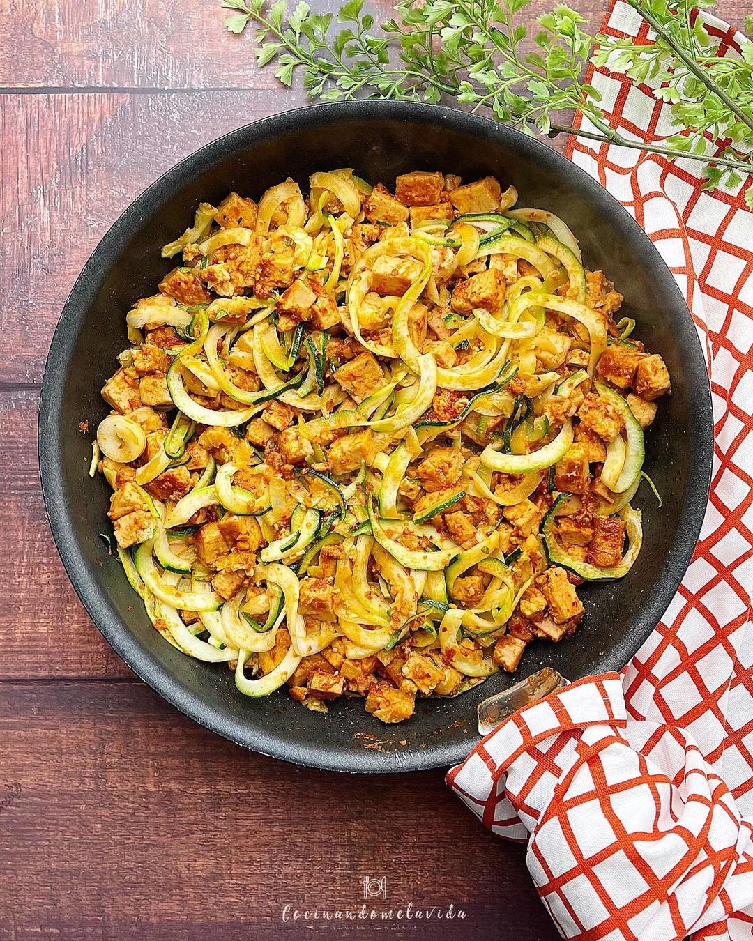 ZOODLES CON TOFU MARINADO CON MANTECA DE CACAHUETE