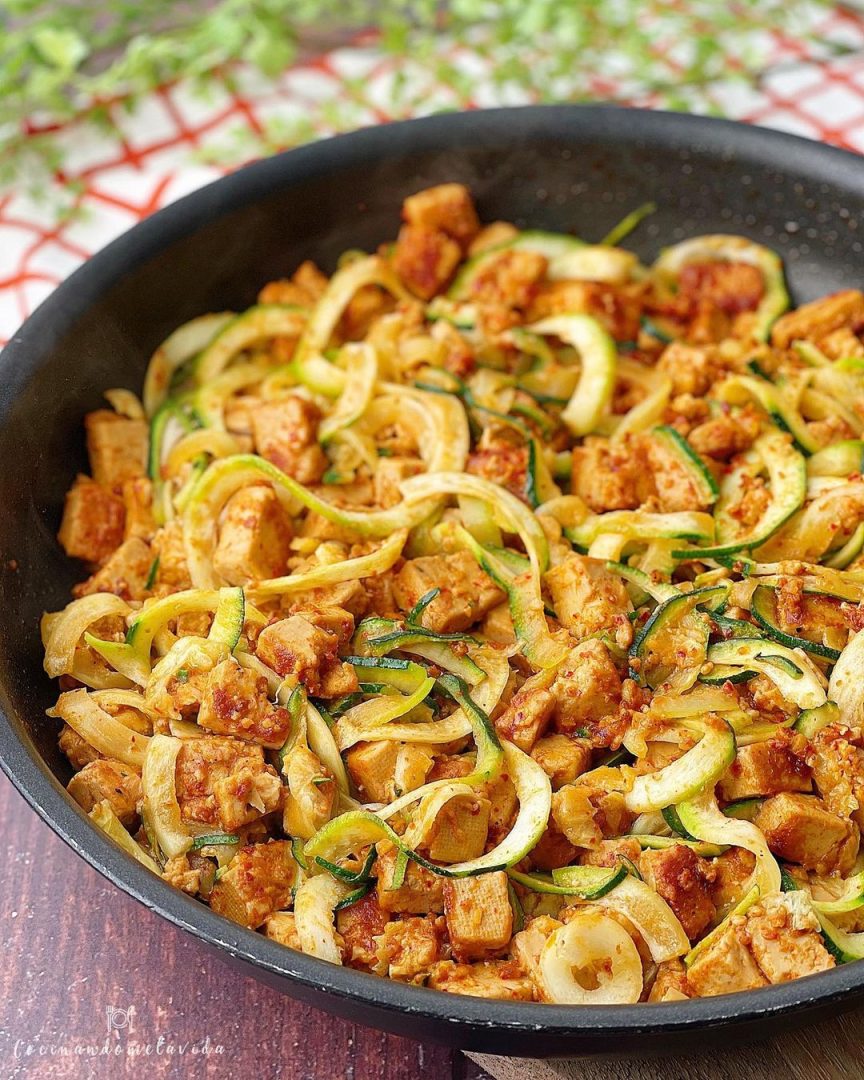 ZOODLES CON TOFU MARINADO CON MANTECA DE CACAHUETE