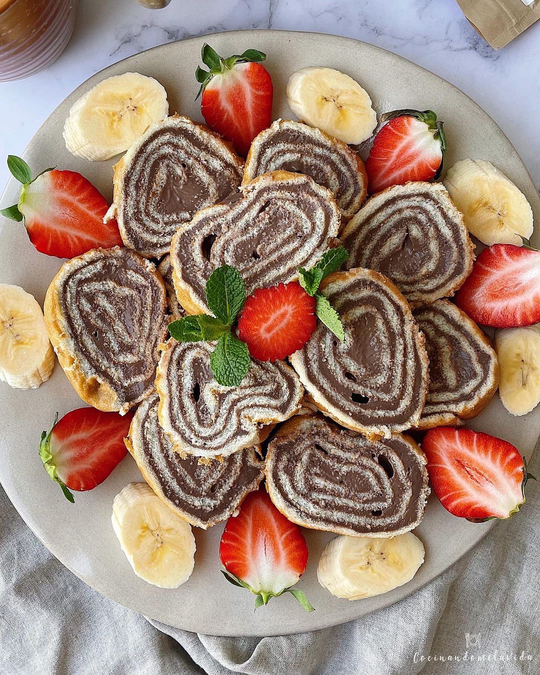 BIZCOCHO ENROLLADO CON NATILLAS DE CHOCOLATE CASERAS