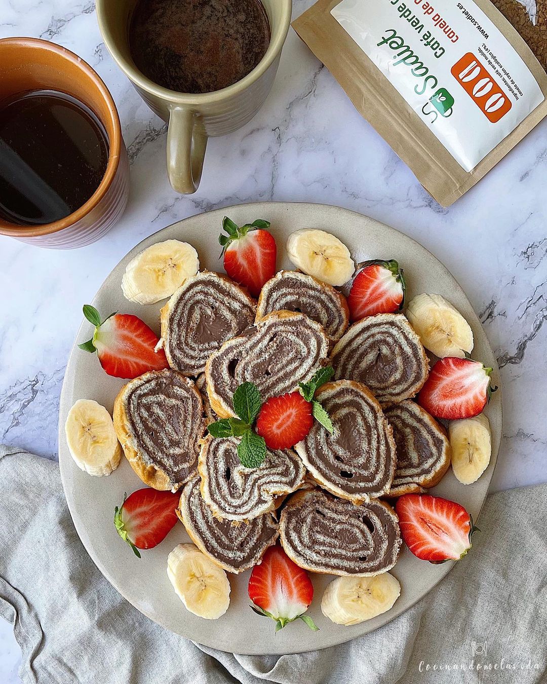 BIZCOCHO ENROLLADO CON NATILLAS DE CHOCOLATE CASERAS