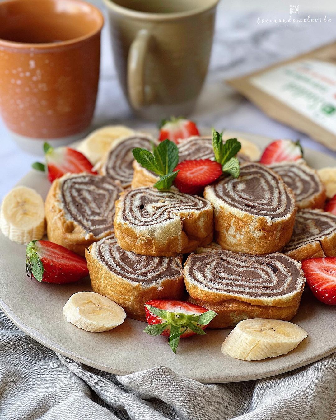 BIZCOCHO ENROLLADO CON NATILLAS DE CHOCOLATE CASERAS