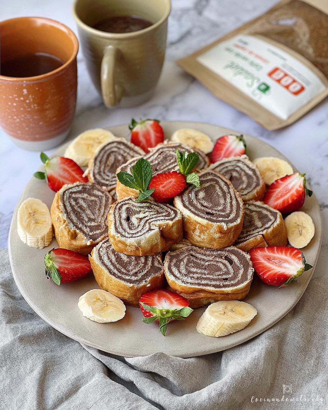 BIZCOCHO ENROLLADO CON NATILLAS DE CHOCOLATE CASERAS