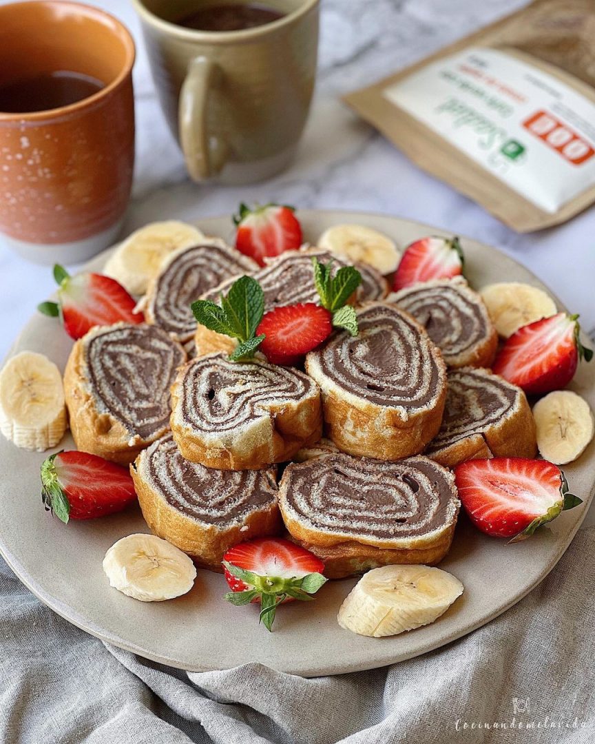 BIZCOCHO ENROLLADO CON NATILLAS DE CHOCOLATE CASERAS