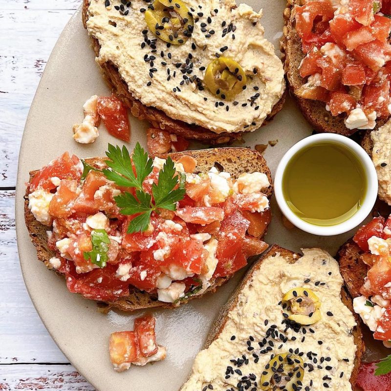 BRUSCHETTAS CON HUMMUS DE ALCAPARRAS