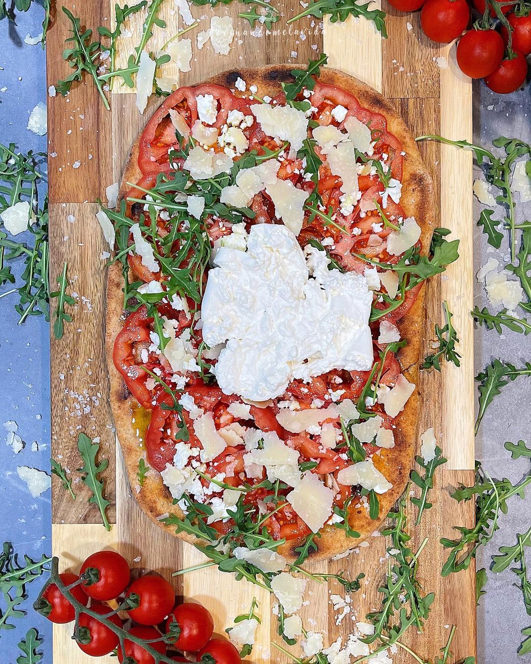 PIZZA CASERA MASA CON TOMATES Y QUESOS