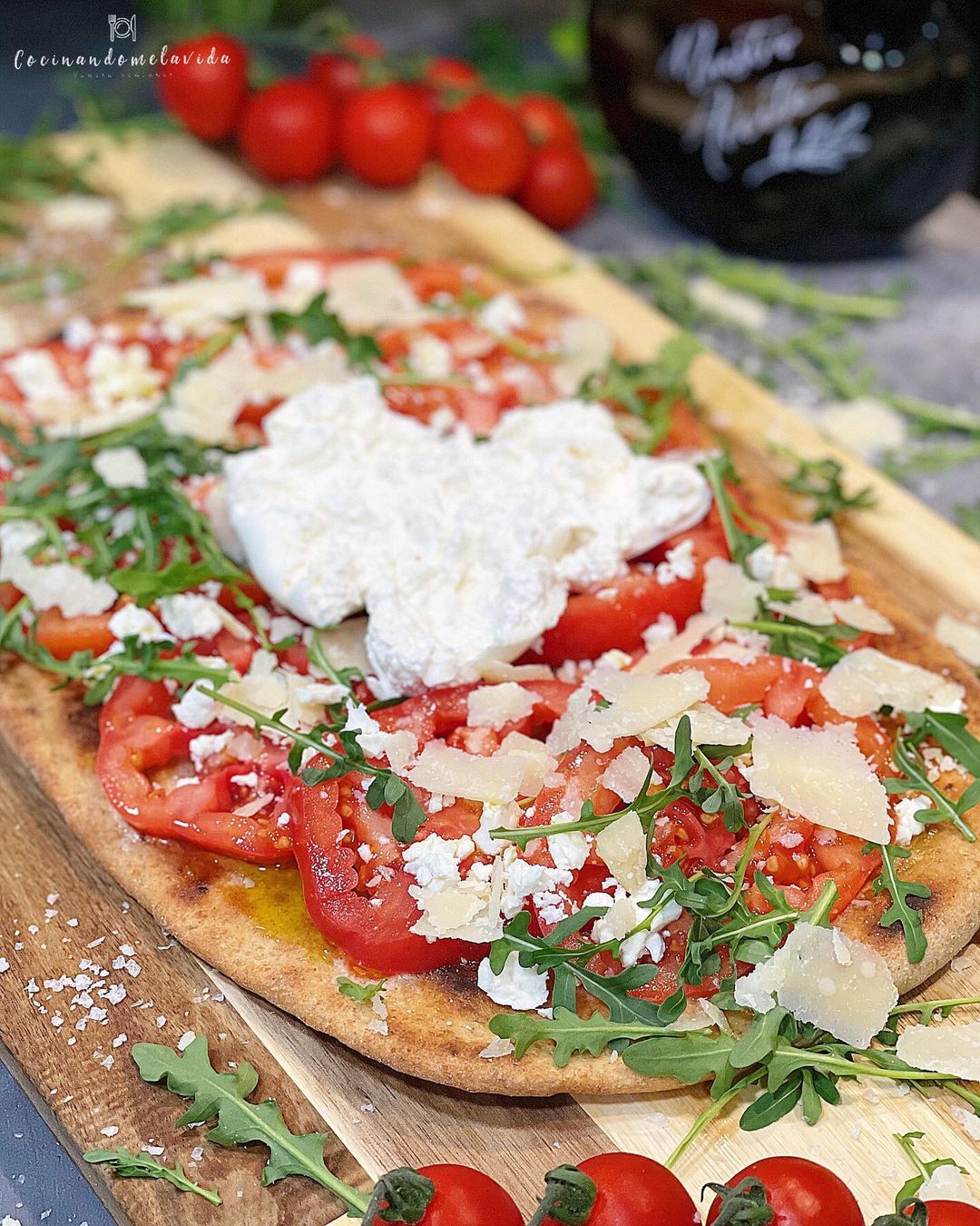 PIZZA CASERA MASA CON TOMATES Y QUESOS
