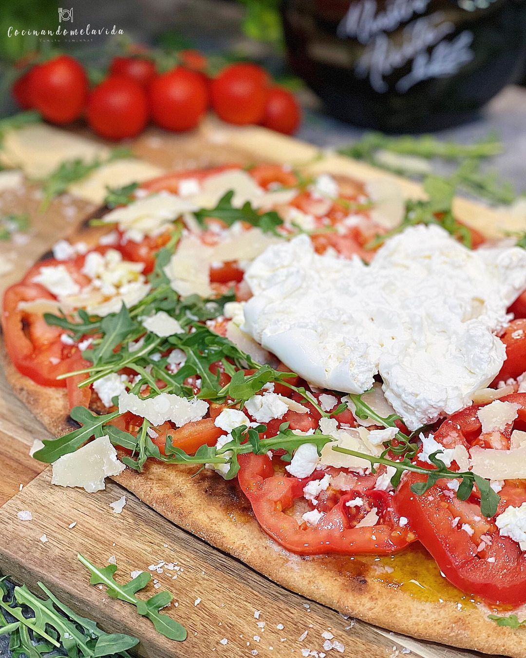 PIZZA CASERA MASA CON TOMATES Y QUESOS