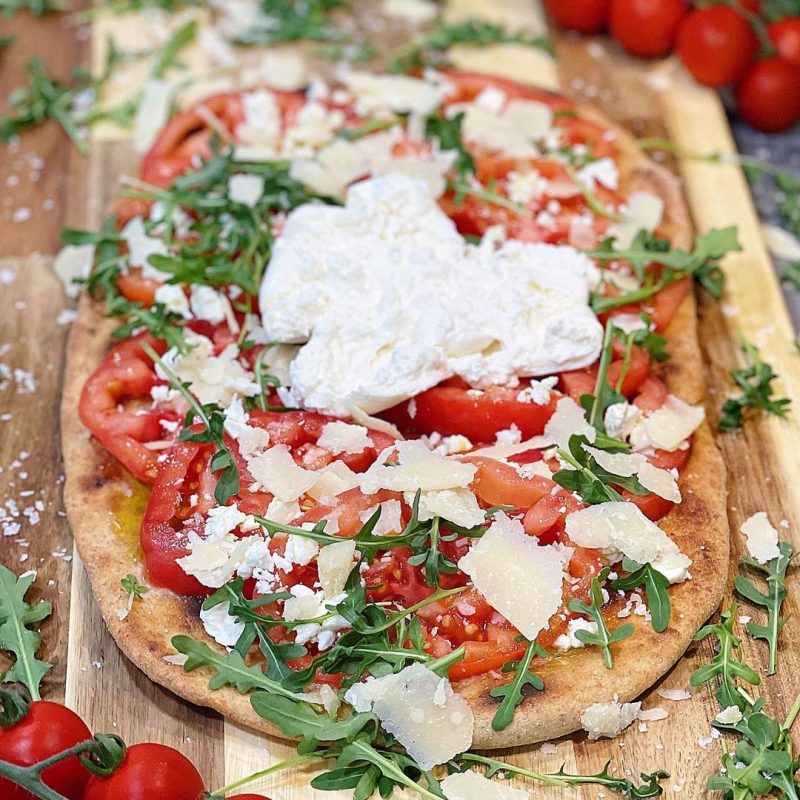 PIZZA CASERA MASA CON TOMATES Y QUESOS