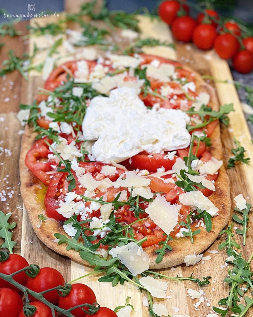 PIZZA CASERA MASA CON TOMATES Y QUESOS