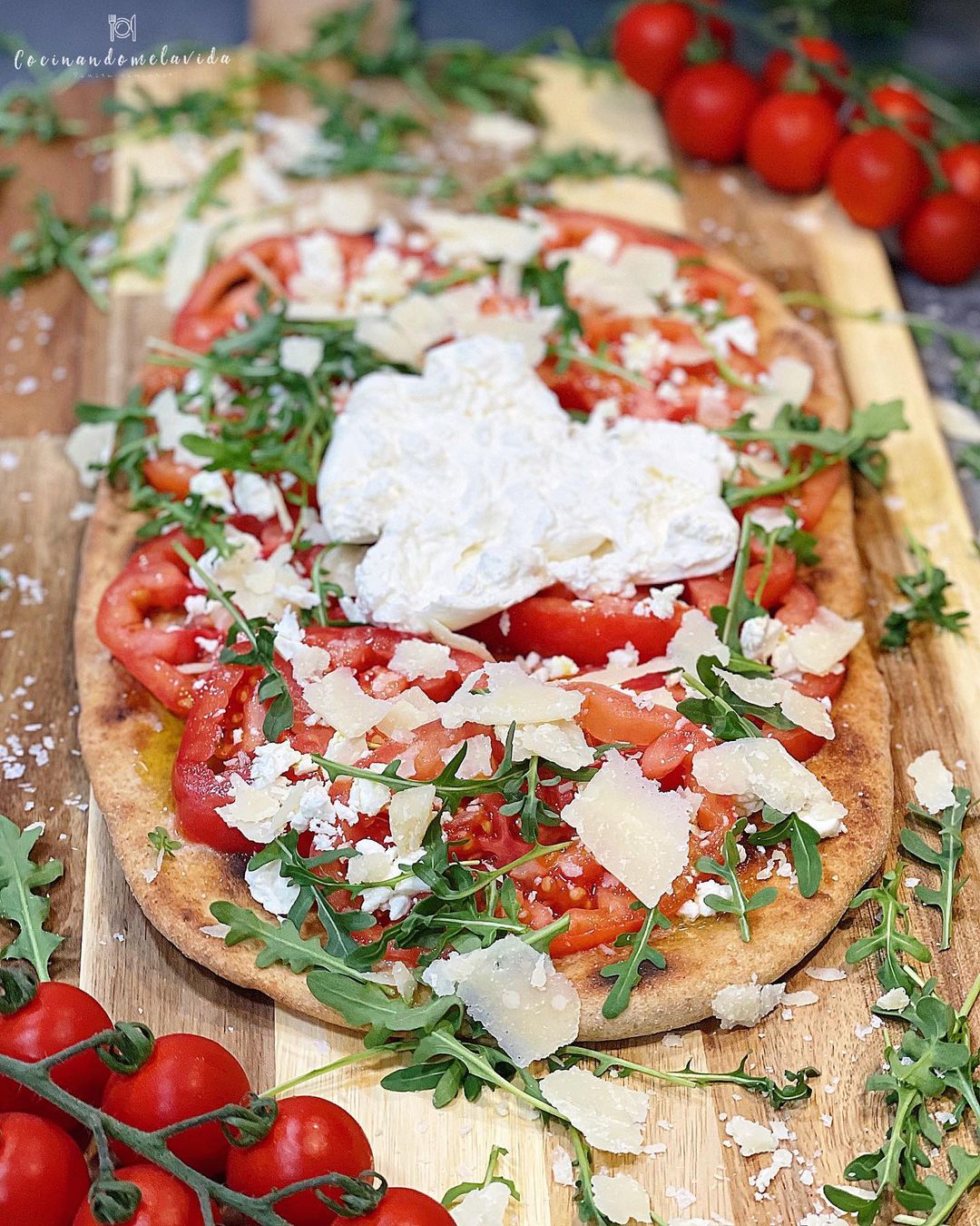 PIZZA CASERA MASA CON TOMATES Y QUESOS