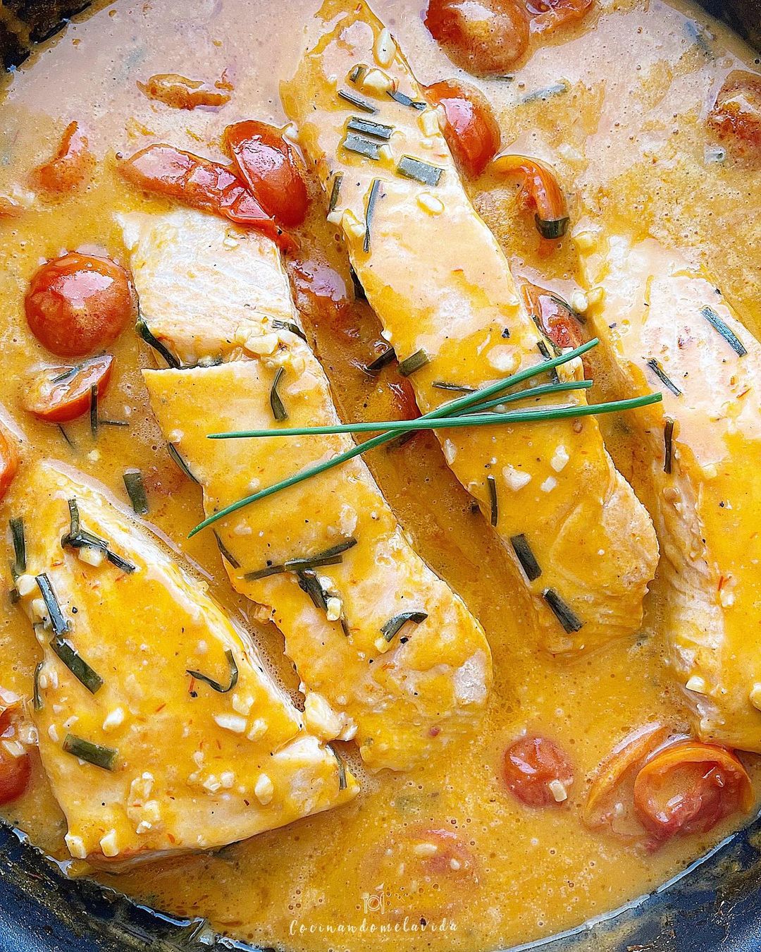 SALMÓN EN SALSA CREMOSA DE AJOS Y TOMATES CHERRY