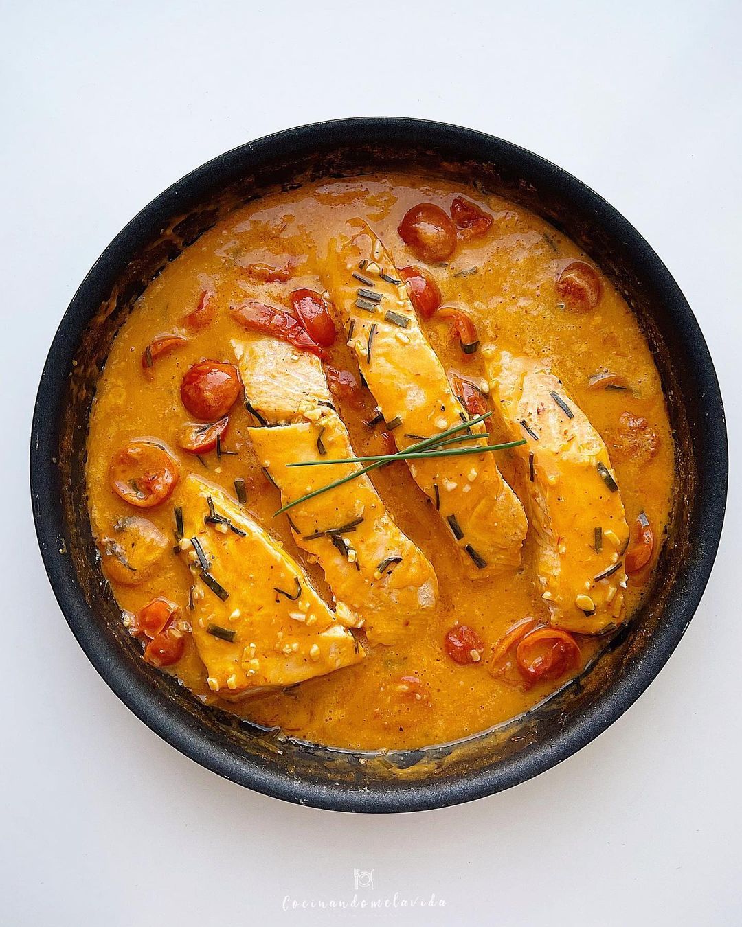 SALMÓN EN SALSA CREMOSA DE AJOS Y TOMATES CHERRY