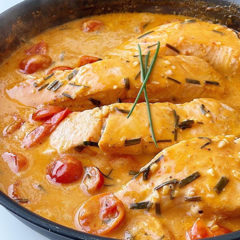 SALMÓN EN SALSA CREMOSA DE AJOS Y TOMATES CHERRY