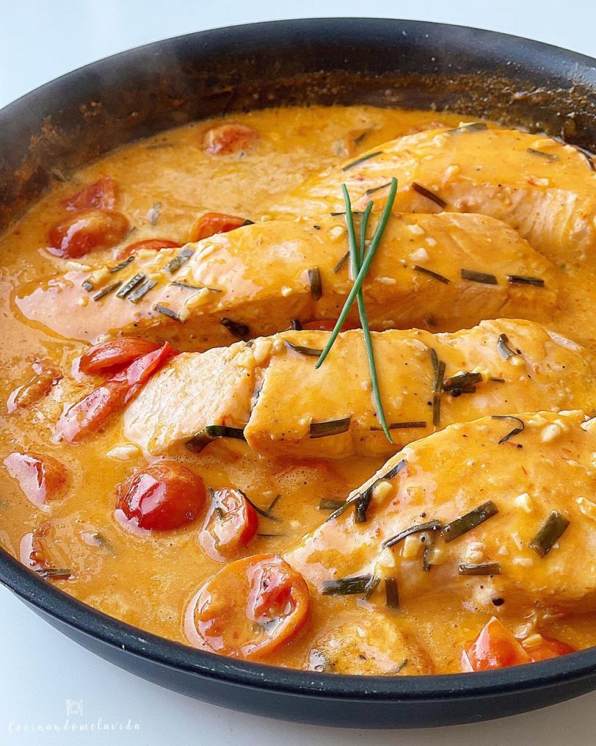 SALMÓN EN SALSA CREMOSA DE AJOS Y TOMATES CHERRY