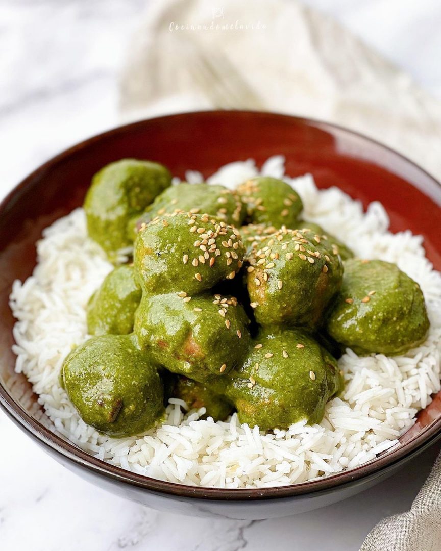 ALBÓNDIGAS EN SALSA DE ESPINACAS Y ANACARDOS
