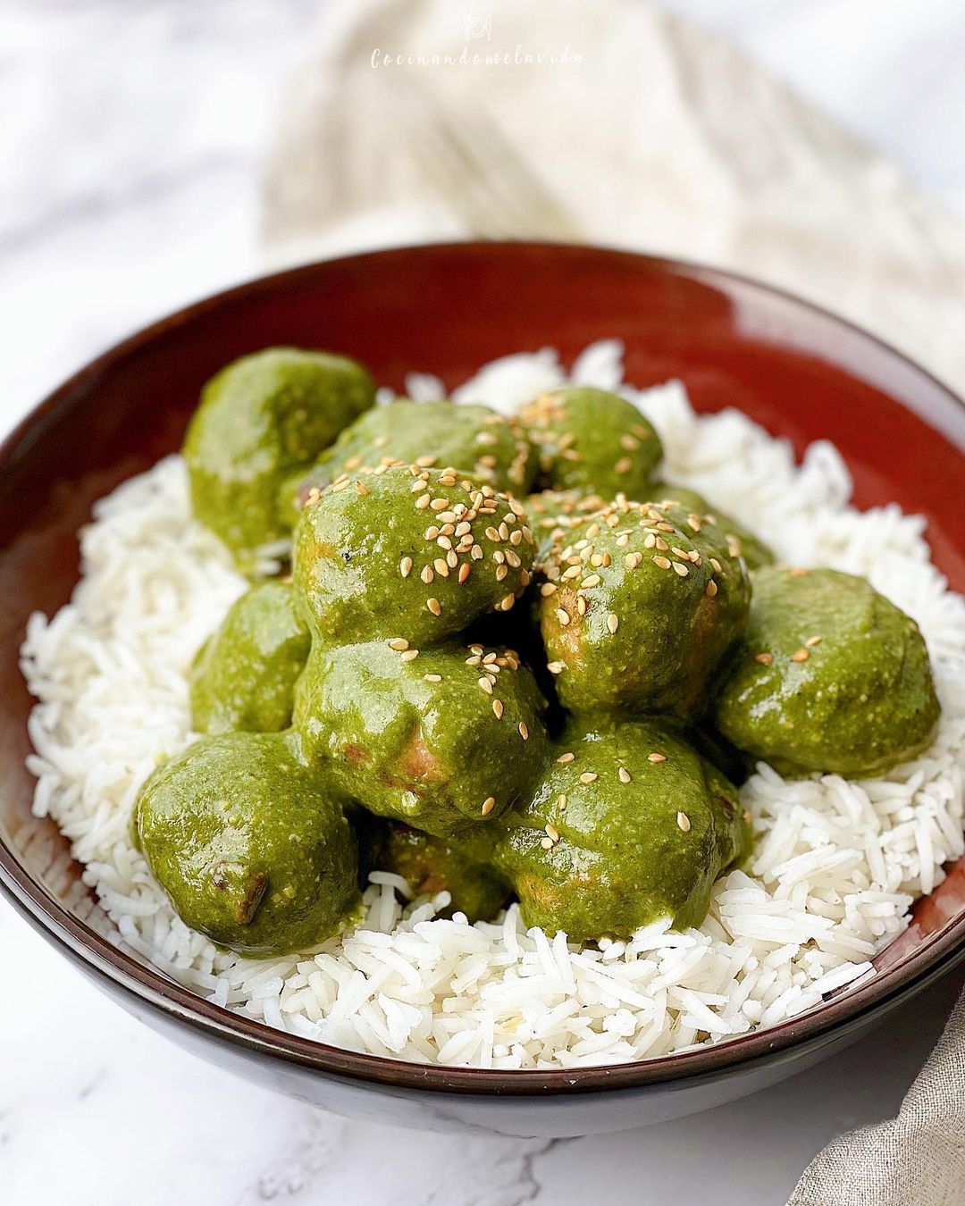 ALBÓNDIGAS EN SALSA DE ESPINACAS Y ANACARDOS