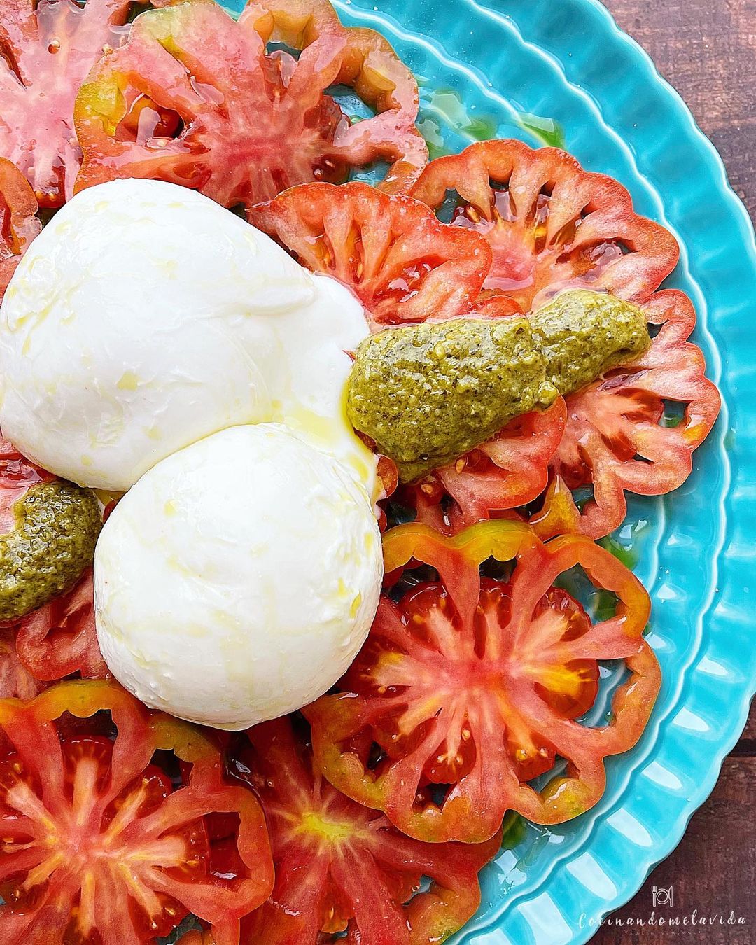 ENSALADA DE TOMATE, BURRATA Y PESTO DE ANACARDOS