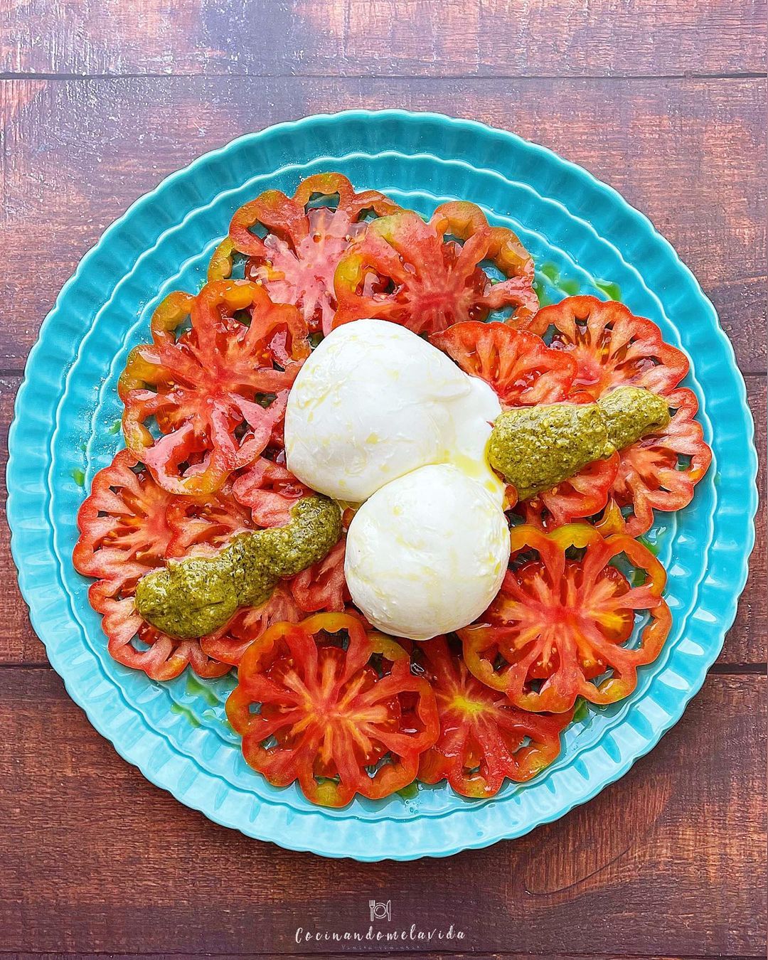 ENSALADA DE TOMATE, BURRATA Y PESTO DE ANACARDOS