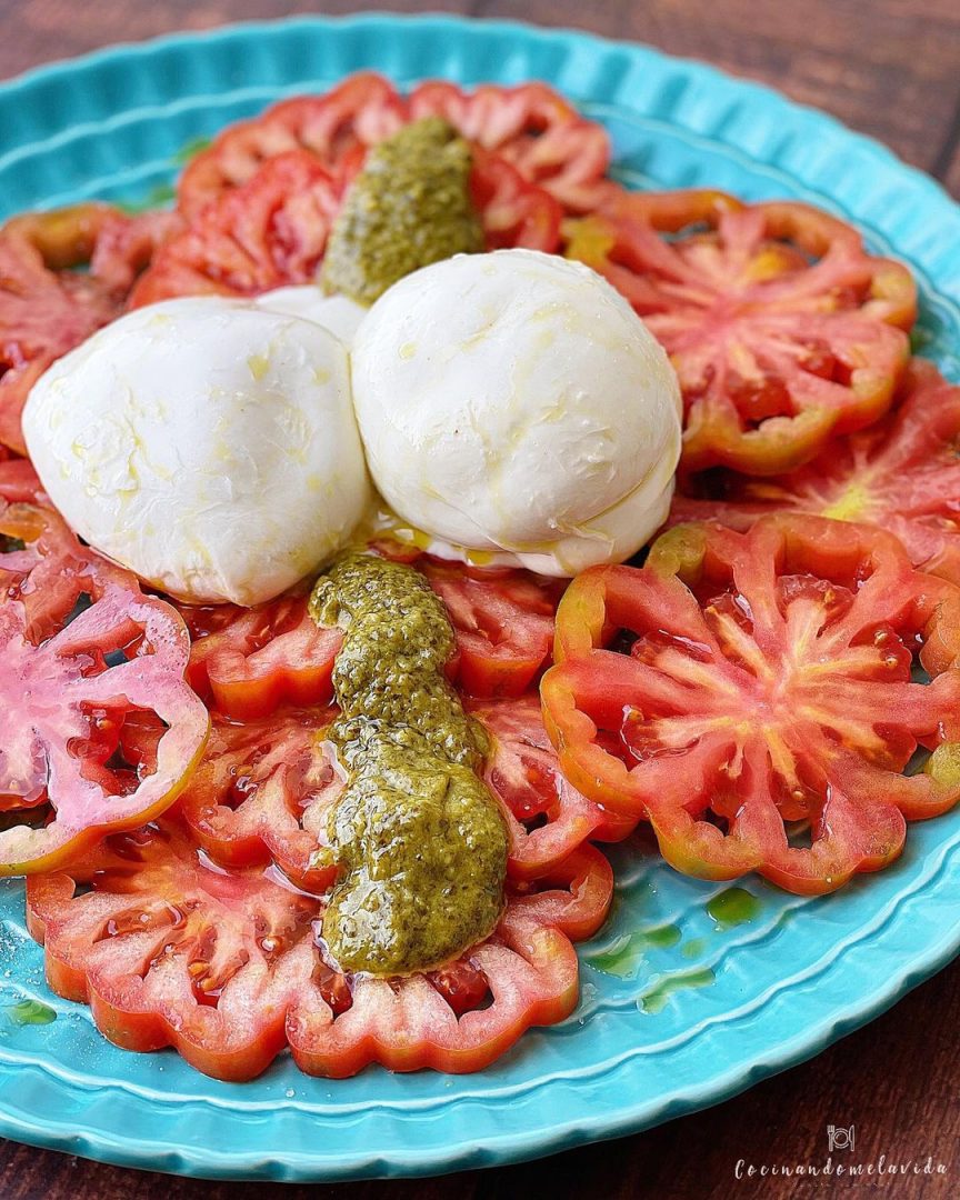 ENSALADA DE TOMATE, BURRATA Y PESTO DE ANACARDOS