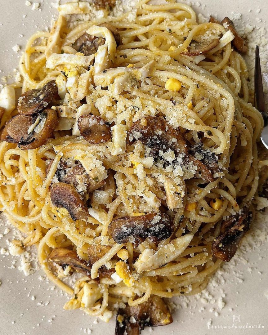 ESPAGUETIS CON HUEVO Y CHAMPIÑONES