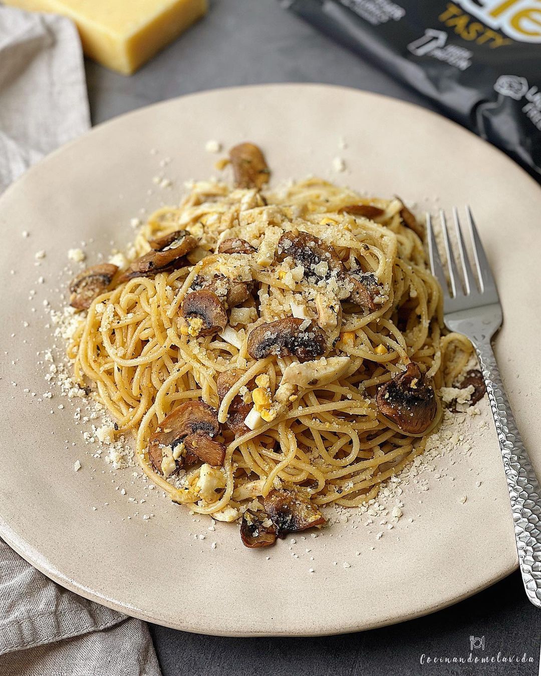ESPAGUETIS CON HUEVO Y CHAMPIÑONES