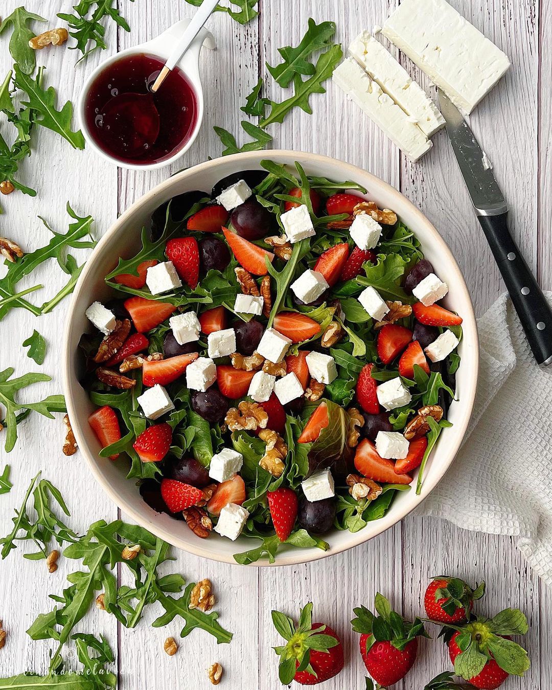 ENSALADA DE BROTES CON FRESAS