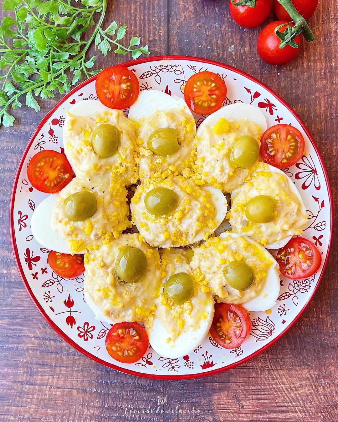 HUEVOS RELLENOS DE QUESO Y BONITO