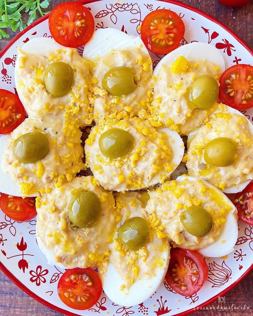 HUEVOS RELLENOS DE QUESO Y BONITO